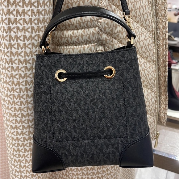 MICHAEL KORS 35F2GM9M1B MERCER SMALL BUCKET DRAWSTRING CROSSBODY IN BLACK - Picture 6 of 16